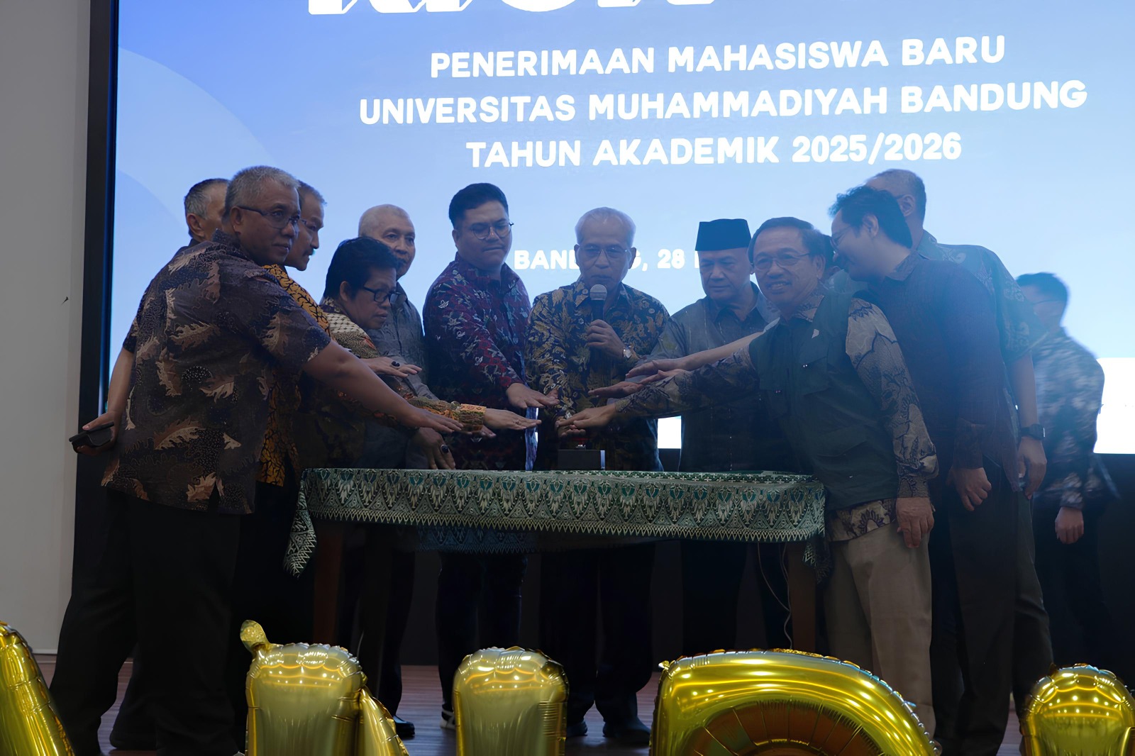 Universitas Muhammadiyah (UM) Bandung memulai langkah strategis dalam menyambut Penerimaan Mahasiswa Baru (PMB) tahun akademik 2025/2026 dengan menggelar acara Kick Off di Auditorium KH Ahmad Dahlan, lantai tiga kampus ini, pada Kamis (28/11/2024).