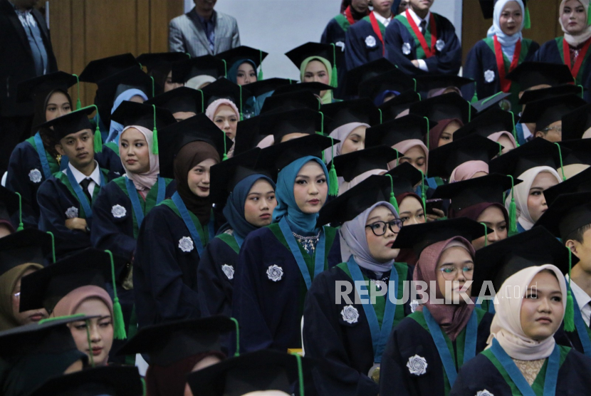 Universitas Muhammadiyah (UM) Bandung menggelar Wisuda Program Sarjana VIII Gelombang II pada Ahad (7/9/2025) di Auditorium Kiai Haji Ahmad Dahlan, Gedung UM Bandung, Bandung, Jawa Barat.