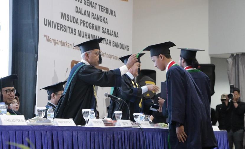 Universitas Muhammadiyah (UM) Bandung secara resmi melantik 682 sarjana dalam wisuda ke-6 di Auditorium KH Ahmad Dahlan, Kota Bandung, Sabtu (12/10/2024).