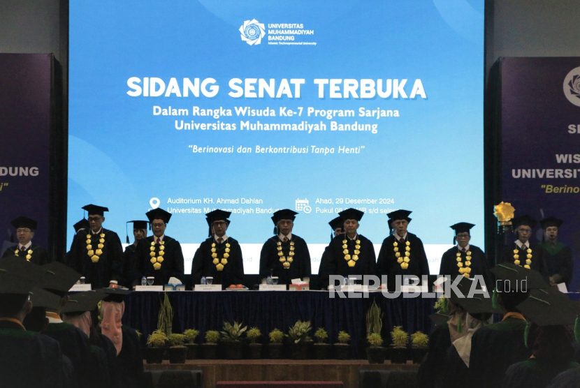 Universitas Muhammadiyah (UM) Bandung sukses menggelar wisuda ke-7 yang berlangsung khidmat di Auditorium KH Ahmad Dahlan, lantai tiga kampus ini, Jalan Soekarno-Hatta Nomor 752, Bandung, Ahad (29/12/2024). 