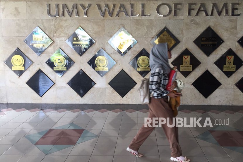 Universitas Muhammadiyah Yogyakarta (UMY) menggelar Rapat Senat Terbuka dengan agenda Laporan Tahunan Rektor dan Pidato Milad UMY ke-37  di Ruang Sidang Gedung AR. Fachrudin B lantai 5, Kampus Terpadu UMY, Rabu (18/4). 