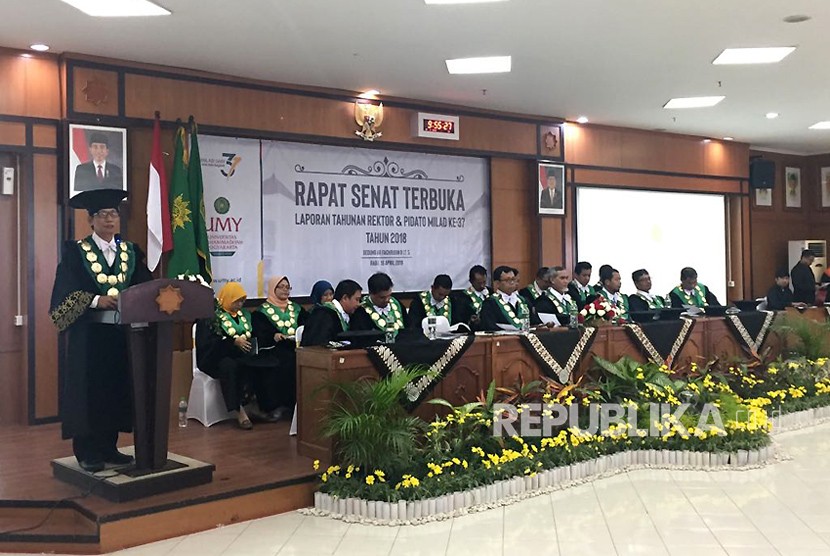 Universitas Muhammadiyah Yogyakarta (UMY) menggelar Rapat Senat Terbuka dengan agenda Laporan Tahunan Rektor dan Pidato Milad UMY ke-37  di Ruang Sidang Gedung AR. Fachrudin B lantai 5, Kampus Terpadu UMY, Rabu (18/4). 