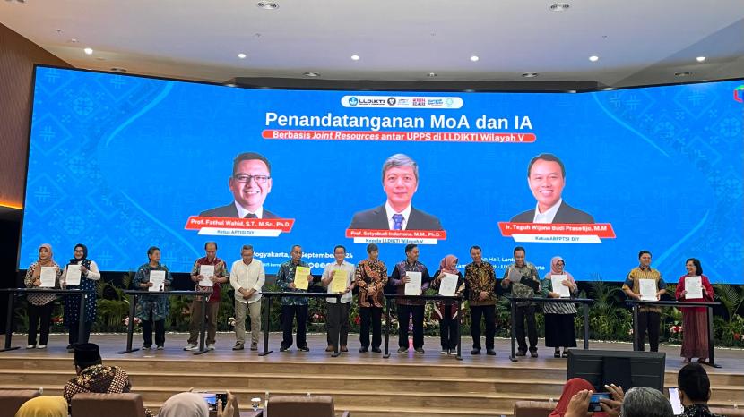 Universitas Nahdlatul Ulama (UNU) Yogyakarta menjadi tuan rumah agenda Penandatanganan Memorandum of Agreement (MoA) dan Implementation of Agreement (IA) Berbasis Joint Resources antar-Unit Pengelola Program Studi (UPPS) di LLDIKTI V, Jumat (279/2024). Acara yang digagas oleh Lembaga Layanan Pendidikan Tinggi (LLDIKTI) Wilayah V Kemendikbudristek ini dihadiri oleh para dekan dan kaprodi perguruan tinggi swasta (PTS) di DIY yang sepakat menjalin kerja sama.