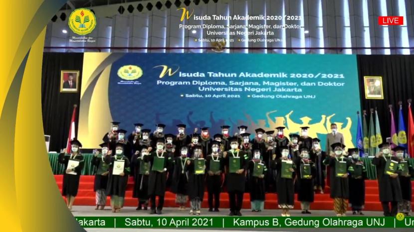 Universitas Negeri Jakarta menggelar wisuda Tahun Akademik 2020/2021, Sabtu (10/4).