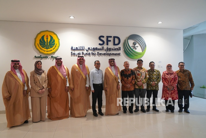 Universitas Negeri Jakarta (UNJ) melanjutkan inisiatif pembangunan infrastruktur kampus yang didukung oleh pinjaman dari Pemerintah Kerajaan Saudi Arabia melalui Saudi Fund for Development (SFD). Kini, proyek itu sudah memasuki fase dua, yang difokuskan pada peningkatan kapasitas fisik kampus, penguatan sistem akademik, serta modernisasi sarana-prasarana.