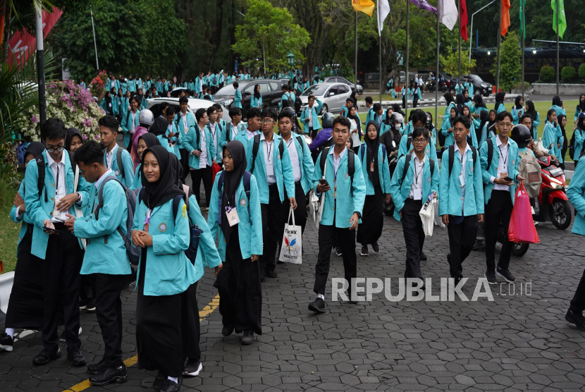 Universitas Negeri Sebelas Maret Surakarta (UNS) secara perdana menggelar Pengenalan Kehidupan Kampus bagi Mahasiswa Baru (PKKMB) Generasi UNS 2025, Selasa (19/8/2025).