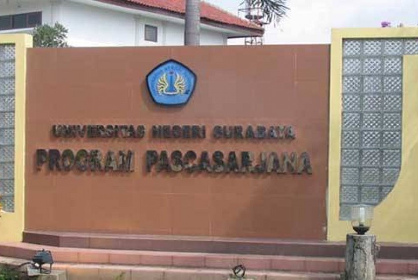 Universitas Negeri Surabaya Kukuhkan Empat Guru Besar Baru. Universitas Negeri Surabaya