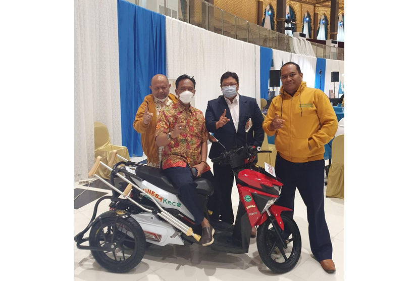 Universitas Negeri Surabaya (Unesa) meluncurkan sepeda motor elektrik bagi disabilitas. Depeda motor elektrik yang diluncurkan diberi nama Motor Elektrik Disabilitas Unesa Kece
