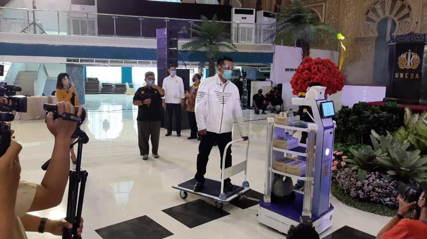 Universitas Negeri Surabaya (Unesa) mengenalkan Robot KECE (Kreatif, Energik, Cakap, dan Elegan) Generasi-2 yang didesain untuk melayani pasien Covid-19. 