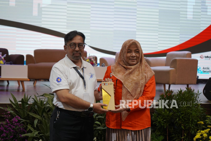 Universitas Nusa Mandiri (UNM) bersama Huawei Indonesia berperan aktif dalam ACAD CSIRT Summit 2025, sebuah forum strategis nasional yang mempertemukan pemangku kepentingan lintas sektor, pemerintah, industri, dan akademisi.