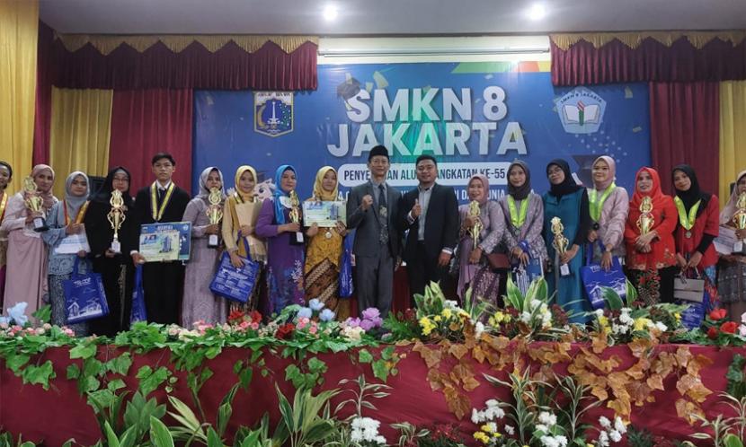 Universitas Nusa Mandiri (UNM) kampus Damai, Jakarta Selatan, memberikan dukungan pada pelaksanaan wisuda di SMKN 8 Jakarta. 