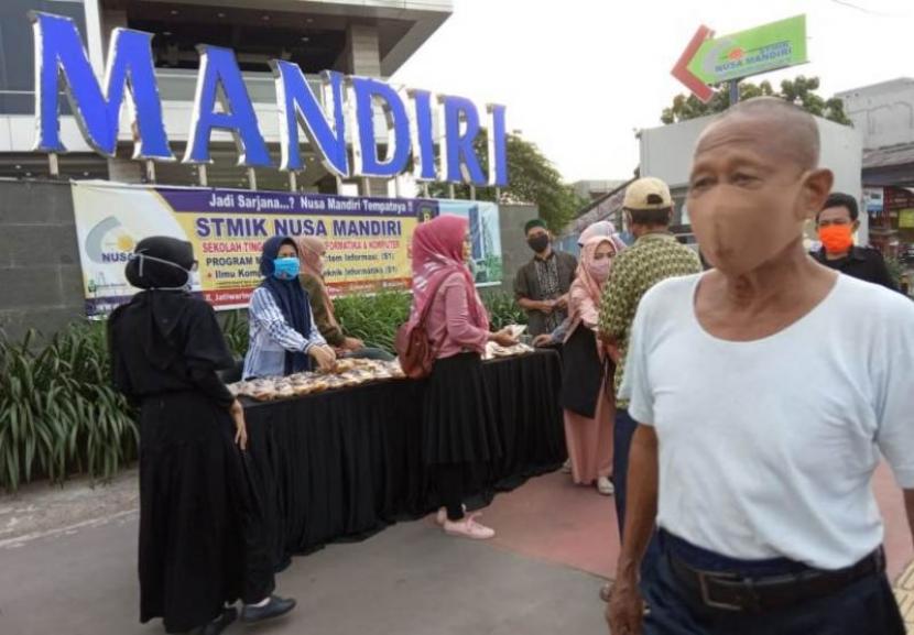 Universitas Nusa Mandiri (UNM)  Kampus Jatiwaringin membagikan menu buka puasa setiap hari sejak awal Ramadhan hingga jelang Idul Fitri 1442 H.