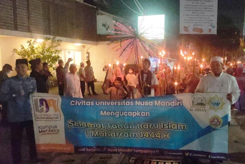 Universitas Nusa Mandiri (UNM) kampus Margonda, Depok mengadakan kegiatan pawai obor untuk menyambut 1 Muharram 1444 H yang bertepatan pada Sabtu 30 Juli 2022, bersama dengan warga sekitar RW 07 Kelurahan Pondok Cina, Kecamatan Beji, Kota Depok.