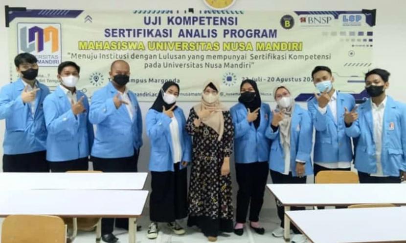 Universitas Nusa Mandiri (UNM) kampus Margonda mengadakan kegiatan sertifikasi kompetensi analis program bagi mahasiswa Program Studi (prodi) Sistem Informasi (SI) di Gedung UNM kampus Margonda, Depok, pada Jumat (19/8/2022) silam.