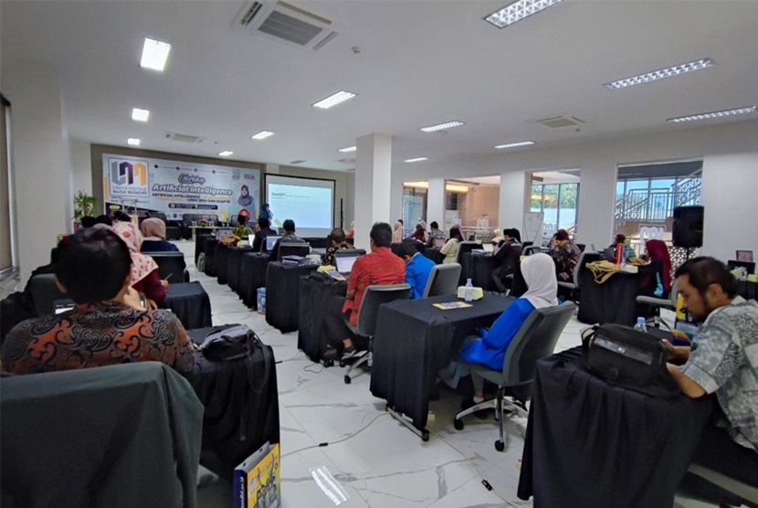 Universitas Nusa Mandiri (UNM) kampus Margonda menyelenggarakan workshop dengan tema Artificial Intelligence (AI) untuk Guru, Agar Pembelajaran Lebih Seru dan Adaptif. Perwakilan guru hadir dari berbagai sekolah di kota Depok. Acara workshop berlangsung sukses pada Kamis 22 Februari 2024.
