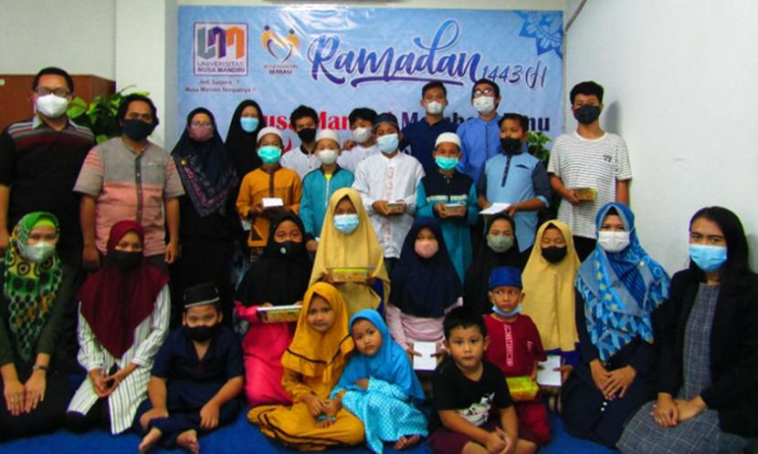 Universitas Nusa Mandiri (UNM) kampus Tangerang menyelenggarakan kegiatan bakti sosial, berupa pemberian santunan kepada anak yatim dan mustahik wilayah RW 08, Sukarasa, Kota Tangerang, pada Selasa (19/4) lalu.