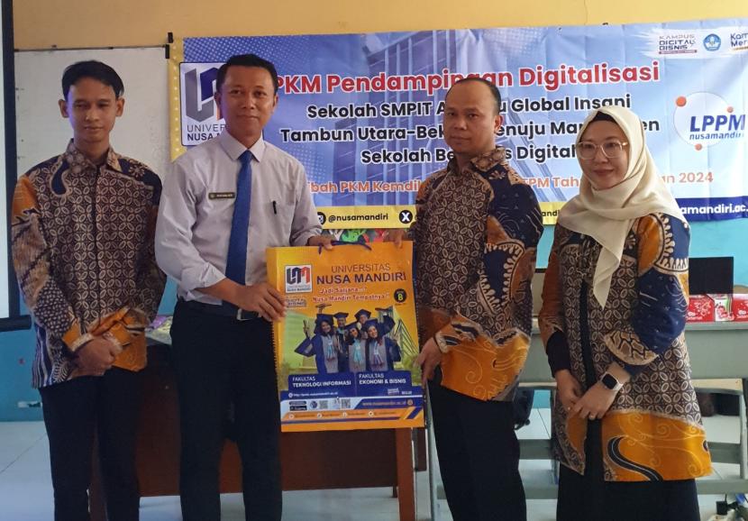 Universitas Nusa Mandiri (UNM) kembali menunjukkan komitmennya dalam mendukung dunia pendidikan melalui serah terima teknologi berupa aplikasi DigiMS (Digitalisasi Manajemen Sekolah) kepada SMPIT Ajimutu Global Insani Tambun Utara, Bekasi. 