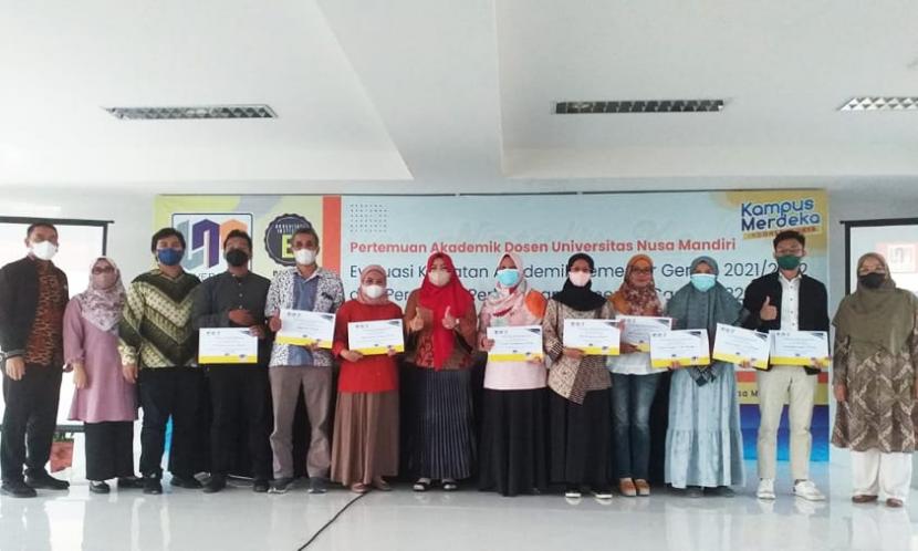 Universitas Nusa Mandiri (UNM) memberi penghargaan kepada 8 dosen berprestasi pada kegaiatan Pertemuan Akademik Dosen Universitas Nusa Mandiri, di gedung rektorat Universitas Nusa Mandiri (UNM), Jatiwaringin, Jakarta Timur, pada Sabtu (13/8/2022) lalu.