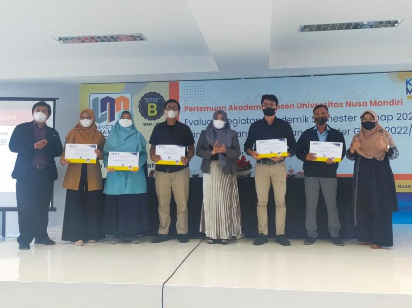  Universitas Nusa Mandiri (UNM) memberikan penghargaan kepada lima dosen berprestasi yang aktif mengikuti program Merdeka Belajar Kampus Merdeka (MBKM). 