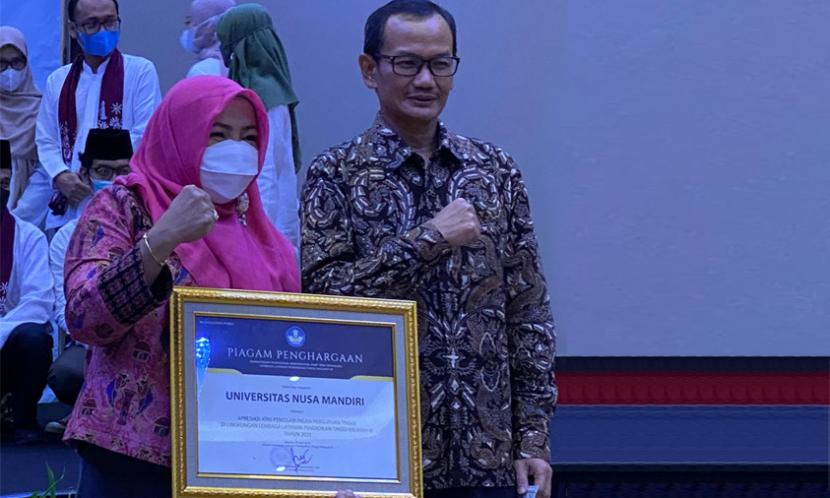 Universitas Nusa Mandiri (UNM) menerima penghargaan berupa apresiasi penggabungan pengguruan tinggi tahun 2021. 