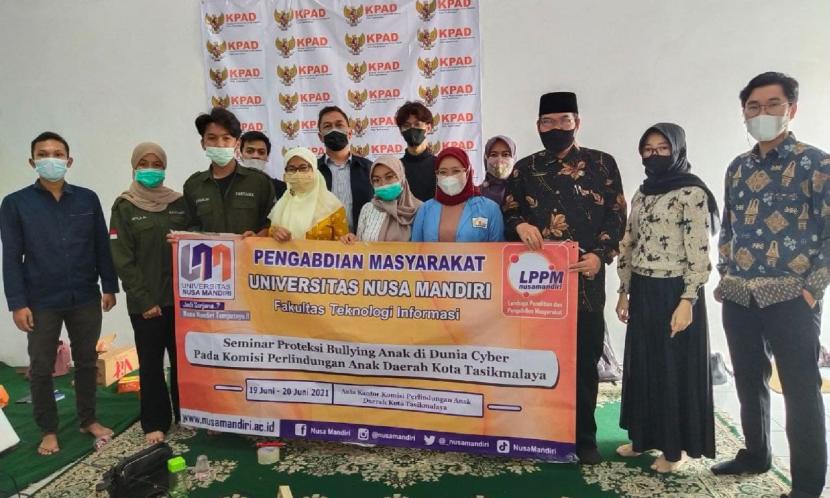 Universitas Nusa Mandiri (UNM) mengadakan kegiatan pengabdian masyarakat berupa Seminar Proteksi Bullying Aak di Dunia Cyber pada KPAD Kota Tasikmalaya, 19 dan 20 Juni 2021.