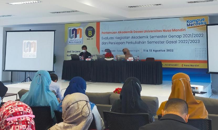  Universitas Nusa Mandiri (UNM) menggelar evaluasi kegiatan akademik semester genap 2021/2022. Bertempat di Gedung Nusa Mandiri Tower, Jatiwaringin, acara ini dihadiri oleh seluruh dosen UNM, pada Kamis (11/8/2022). 