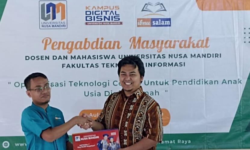 Universitas Nusa Mandiri (UNM) menunjukkan komitmennya dalam mendukung pendidikan anak usia dini dengan menyerahkan bantuan dana untuk pembangunan sarana belajar di Yayasan Ibnu Salam.