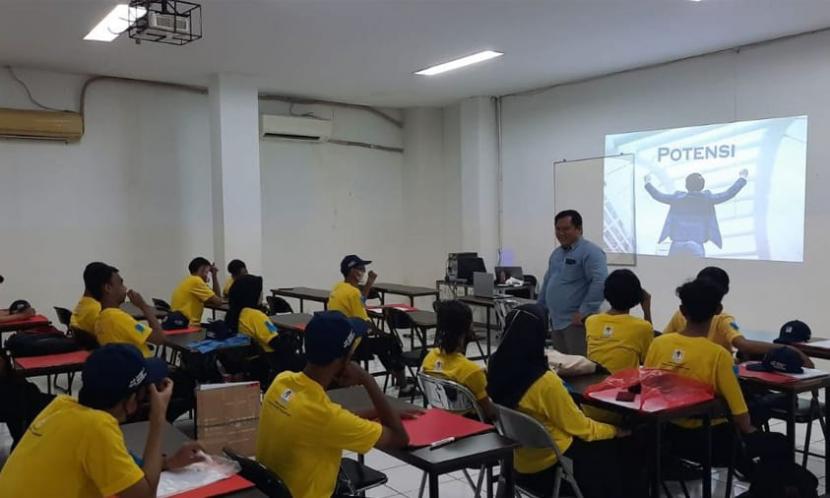 Universitas Nusa Mandiri (UNM) sebagai Kampus Digital Bisnis hadirkan kegiatan Seminar Generasi Mandiri (SINEMA) yang menjadi rangkaian kegiatan Pengenalan Kehidupan Kampus bagi Mahasiswa Baru (PKKMB) pada Sabtu (10/9/2022) lalu, di Universitas Nusa Mandiri (UNM) kampus Margonda.