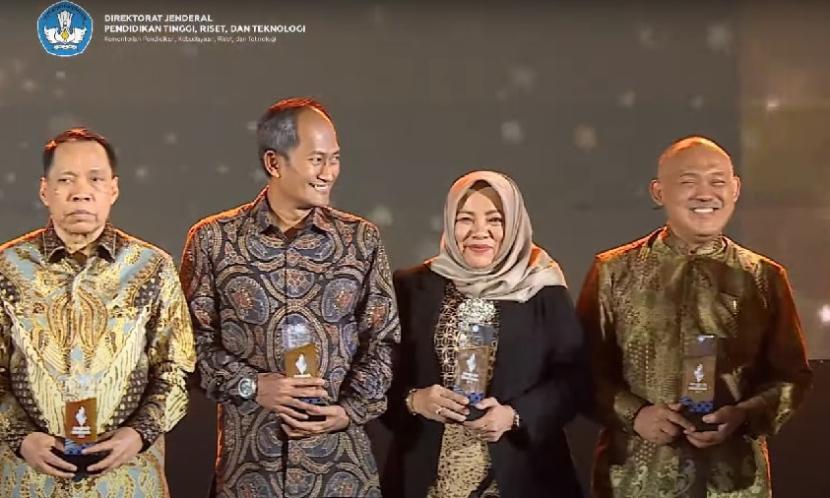 Universitas Nusa Mandiri (UNM) sebagai Kampus Digital Bisnis mendapatkan Penghargaan dalam Kategori Penelitian (Bima Award) pada acara Anugerah Diktiristek 2023.