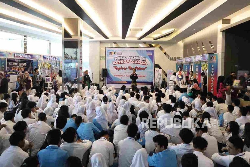 Mahasiswa Baru UNM Siap Jadi Generasi Unggul di MOKA SERASI 2025