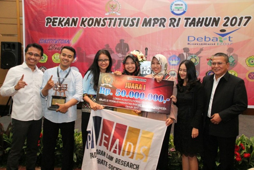 Universitas Padjajaran (Unpad) Bandung berhasil meraih juara I nasional lomba Constitutional Drafting (Condraft) MPR RI Tahun 2017 dalam rangka Pekan Konstitusi MPR RI Tahun 2017.