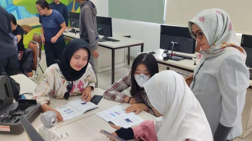 Universitas Pembangunan Jaya (UPJ) menggelar acara Empowering Women in STEM-AI.