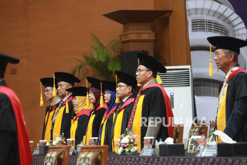 Universitas Pendidikan Indonesia (UPI) kembali mengukuhan 8 Guru Besar/Profesor pada hari kedua,  Rabu (4/12/2024).