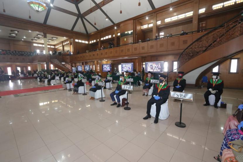 Universitas Pendidikan Indonesia (UPI) menyelenggarakan upacara wisuda gelombang III Tahun 2020 secara online atau daring (dalam jaringan) dan luring (luar jaringan) yang berlangsung pada Rabu (12/10).