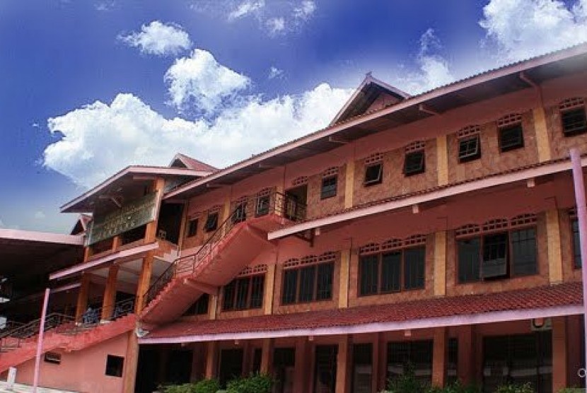 Universitas Pesantren Tinggi Darul Ulum (Unipdu), Jombang, Jawa Timur.