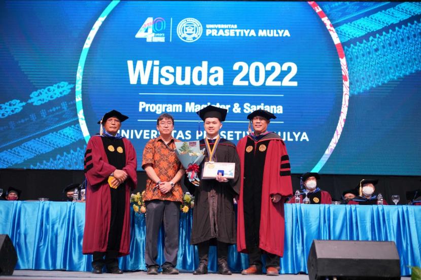 Universitas Prasetiya Mulya (Prasmul) melepas 1.404 lulusan terbaiknya dalam wisuda 2022. Dalam wisuda kali ini, para lulusan diajak untuk mampu berkontribusi dalam penataan ulang yang mendasar sebagai upaya menjawab tantangan perubahan zaman yang semakin pesat.