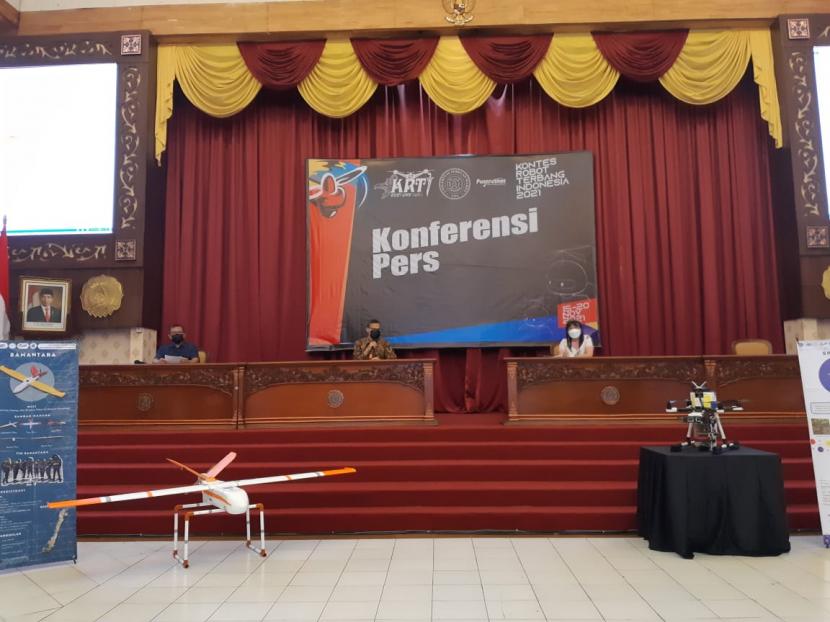 Universitas Sebelas Maret (UNS) Solo menjadi tuan rumah Kontes Robot Terbang Indonesia (KRTI) 2021 yang berlangsung secara daring pada 15-20 November mendatang. 