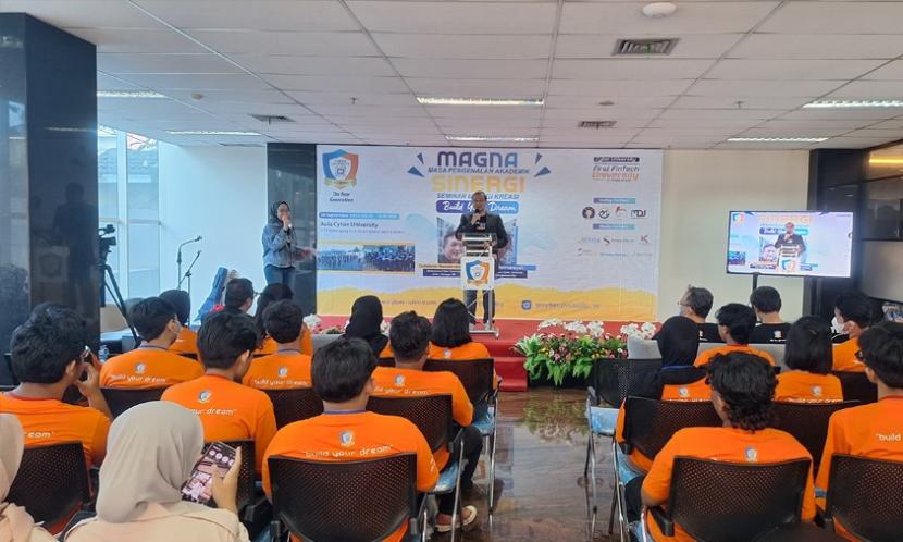 Universitas Siber Indonesia atau Cyber University sukses menggelar kegiatan Pengenalan Kehidupan Kampus bagi Mahasiswa Baru (PKKMB). Dalam PKKMB di Cyber University ada rangkaian acara Magna (Masa Pengenalan Akademik) dan Serasi (Seminar Energi Kreasi) dengan tajuk “Build Your Dream”.