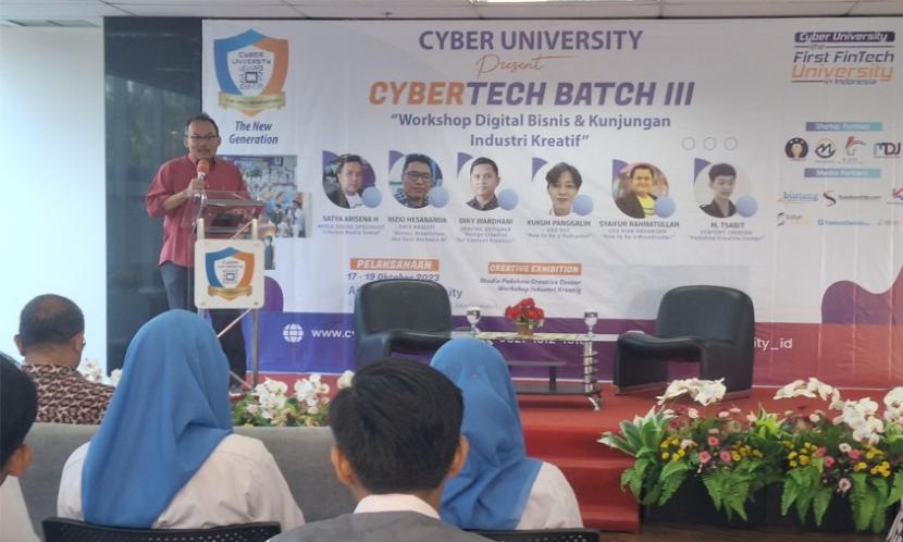 Universitas Siber Indonesia atau lebih dikenal dengan Cyber University dan Digital Creative Center (DCC) berhasil menggelar CyberTech Batch III. Sebuah acara yang menawarkan Workshop Digital Bisnis & Kunjungan Industri Kreatif.