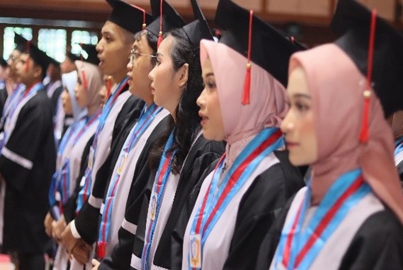 Universitas Siber Indonesia atau lebih dikenal dengan Cyber University sukses mewisuda 112 lulusannya sebagai sarjana bisnis dan komputer dalam gelaran wisuda yang berlangsung megah di Gedung Kautaman Pewayangan TMII, Jakarta Timur, Kamis (14/12) akhir tahun 2023 lalu.