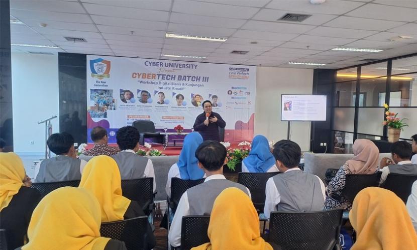 Universitas Siber Indonesia atau yang lebih populer disebut Cyber University, kembali menggelar CyberTech Batch III. Acara ini diselenggarakan atas kerja sama dengan Digital Creative Center (DCC) dan bertujuan untuk mengedukasi para pelajar dalam hal teknologi, digital bisnis, dan industri kreatif.