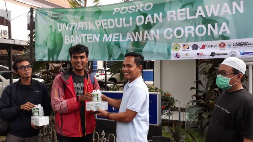 Universitas Sultan Ageng Tirtayasa (Untirta) bersama Relawan Banten Melawan Corona (RBMC) mendistribusikan hasil donasi hand sanitizer dan masker bagi wartawan dan masyarakat. Tidak hanya itu,  para relawan juga telah memasang tiga wastafel portabel di Kota Serang. Jumat (27/3)