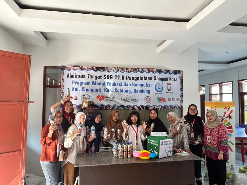 Universitas Telkom melalui Direktorat Penelitian dan Pengabdian kepada Masyarakat melaksanakan program inovatif Akselerasi Gerakan Nol Sampah Plastik untuk Pencapaian SDG Target 11.6 di Kelurahan Cipaganti Kota Bandung.