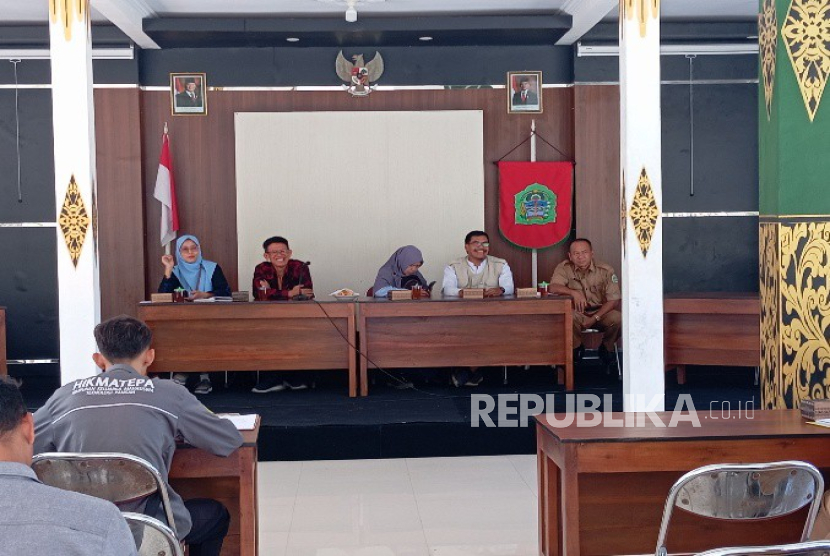Universitas Widya Mataram (UWM) Yogyakarta, bekerja sama dengan Universitas AKPRIND Indonesia, memulai langkah strategis untuk mengentaskan kemiskinan dan mendorong kemandirian ekonomi di Kalurahan Karangwuni, Kapanewon Rongkop, Kabupaten Gunungkidul, Daerah Istimewa Yogyakarta. Melalui program Hibah Pengabdian Masyarakat Kosabangsa 2025, kedua universitas ini akan berkolaborasi dalam program Inovasi Diversiﬁkasi Produk Pertanian, Solusi Pengentasan Kemiskinan dan Kemandirian Ekonomi.