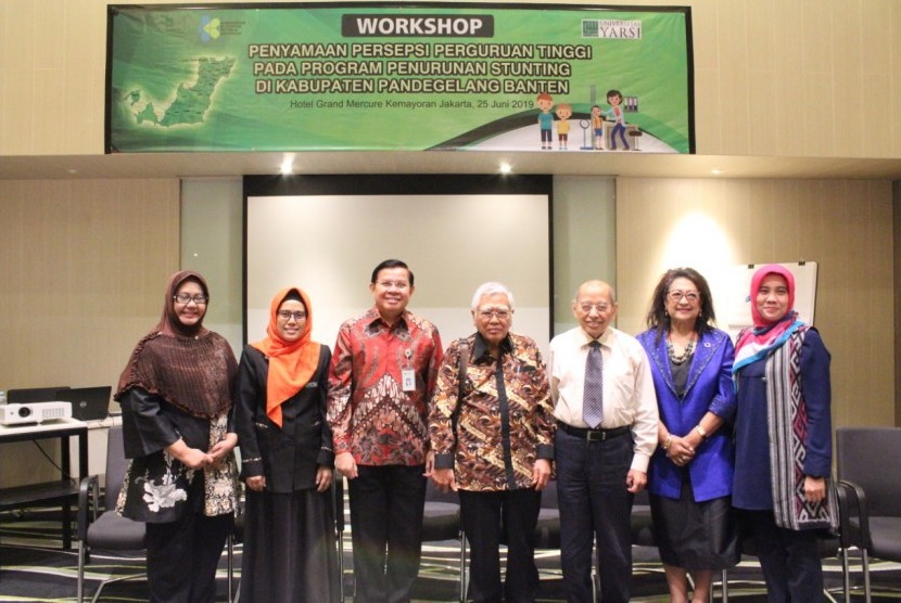 Universitas YARSI bekerja sama dengan Kemenkes, menargetkan penurunan angka stunting. Tampak dari kiri ke kanan Dr. Hera Nurlita (Staff Direktorat Gizi Masyarakat Kemenkes), Nina Sardjunani (Team leader sekretariat SDGs) ; Prof. dr. H. Jurnalis Uddin, PAK;  Prof. Soekirman (GB Em. IPB dan GB tidak tetap  FK-UKI Jakarta) ; Prof. dr. H. Fasli Jalal, Ph.D (Rektor Universitas YARSI) ; dr. Hj. Rika Yuliwulandari (Dekan FK YARSI) , dan Dr.dr. Wan Nedra Komaruddin, SpA (Bagian Ilmu Kesehatan Anak)