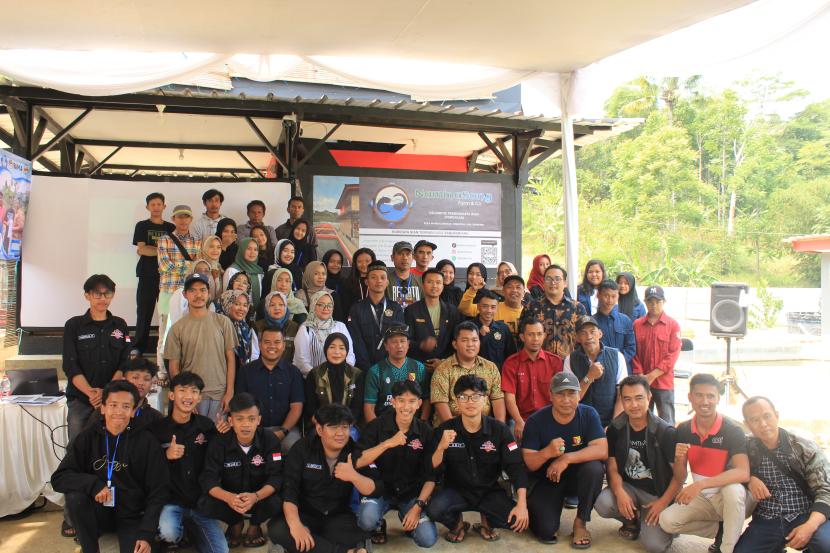 Universitas Yarsi dan Unkris melaksanakan PKM di Desa Mandala Mekar, Kabupaten Bandung, Jawa Barat.