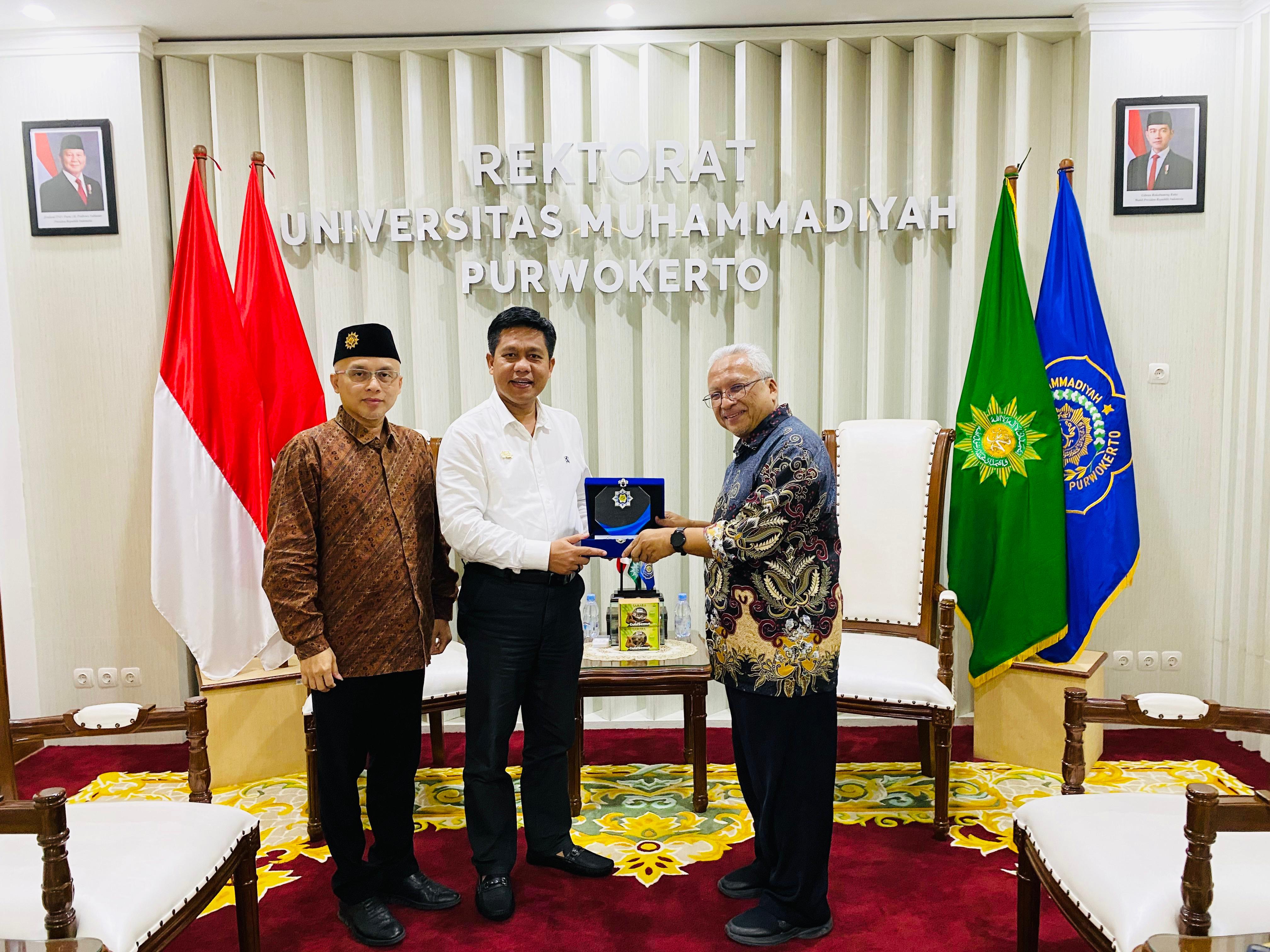 Universiti Muhammadiyah Malaysia (UMAM) kembali mengadakan Program Pre PhD Coaching di Universitas Muhammadiyah Purwokerto (UMP). Program ini bertujuan untuk memberikan bimbingan intensif bagi akademisi dan dosen yang ingin melanjutkan studi doktoral, khususnya di bidang Pendidikan, IT, Studi Islam, Sosial Sains, dan Bisnis Manajemen. Tampak Rektor UMP Prof Jebul Suroso (tengah) diapit Rektor UMAM Dr Saidul Amin (kanan) dan ahli linguistik forensik dan publikasi ilmiah dari UMAM, Assoc Prof Dwi Santoso.