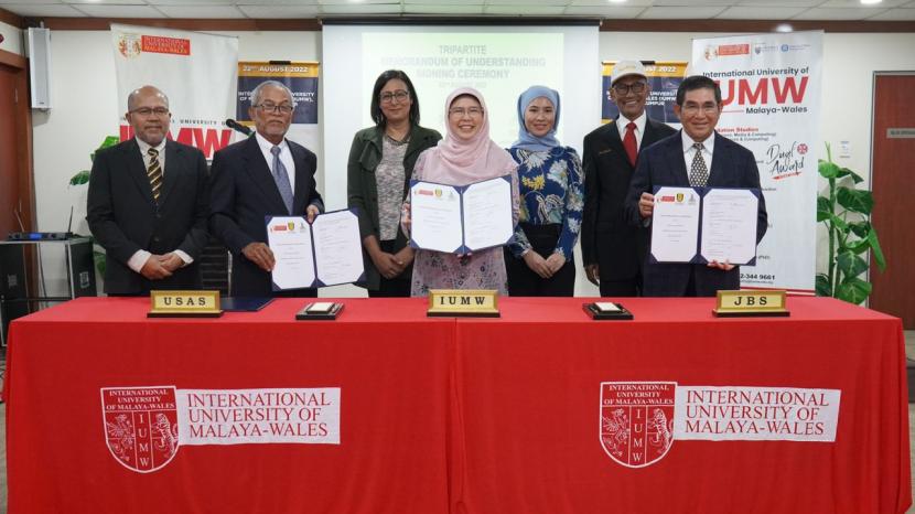 Universiti Sultan Azlan Shah (USAS), International University of Malaya-Wales (IUMW) dan Jakarta Business School (JBS) meneken   MoU di International University of Malaya-Wales (IUMW), Kuala Lumpur, Malaysia, Senin (22/8/2022).