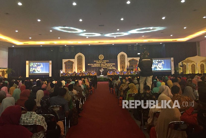 Universitas Ahmad Dahlan (UAD) Yogyakarta menggelar prosesi wisuda di Jogja Expo Centre (JEC) (ilustrasi)