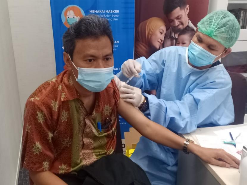 UNJ Gelar Vaksin Tahap Dua untuk Dosen dan Tenaga Pendidik.